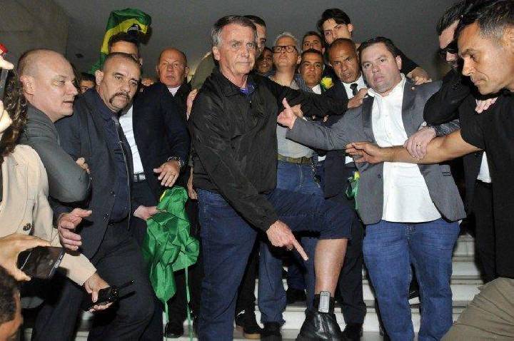 BOLSONARO, A ARMA DE FOGO E AS INSINUAÇÕES MALDOSAS