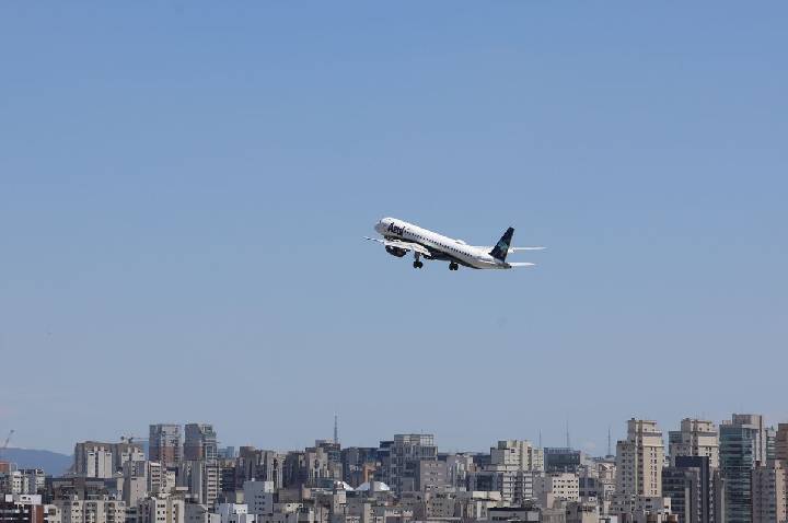 Brasil bate recorde de passageiros em voos domésticos em 2026