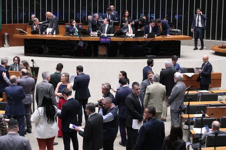 Câmara aprova fim da escala 6x1 com jornada máxima de 40 horas semanais