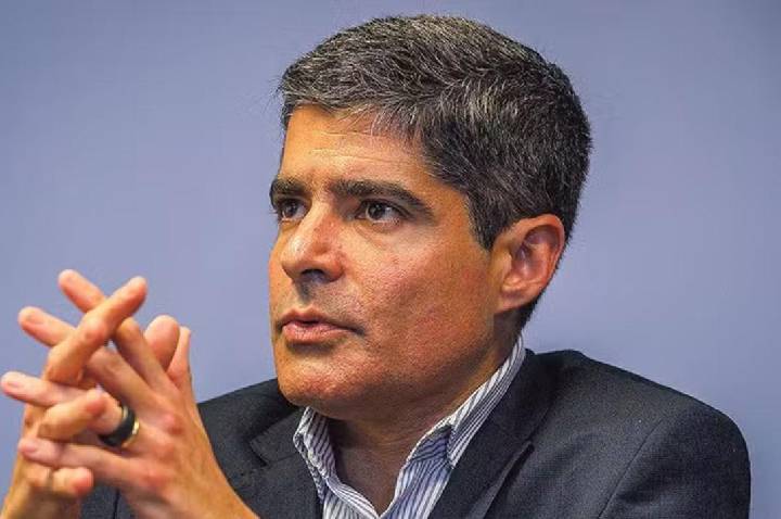 Mensagens de WhatsApp ligam ACM Neto a ex-banqueiro do Banco Master em meio a repasses milionários.