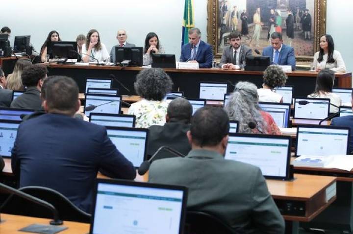 CCJ da Câmara adia análise de PEC sobre redução da maioridade penal
