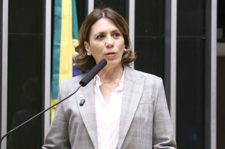 Comissão aprova proposta de internet obrigatória em voos com envio gratuito de mensagens de texto