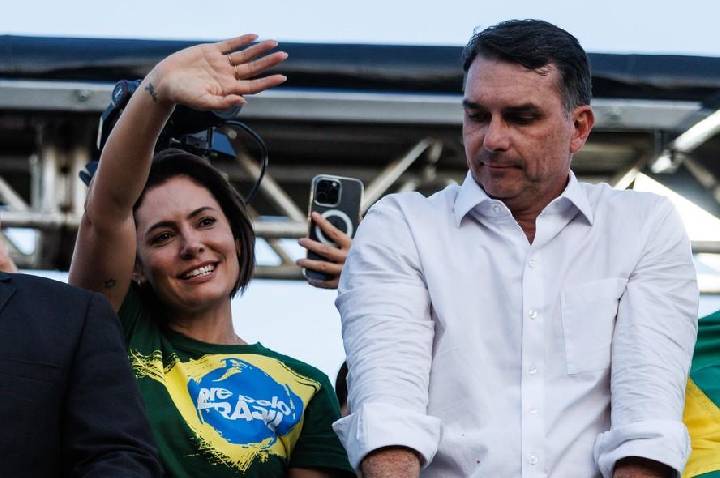 Flávio Bolsonaro recua, reforça convite a Michelle e tenta conter crise no PL