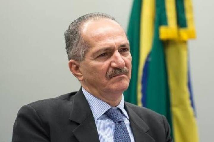 Guerra interna no DC: Aldo Rebelo reage à escolha de Joaquim Barbosa e promete ir à Justiça.