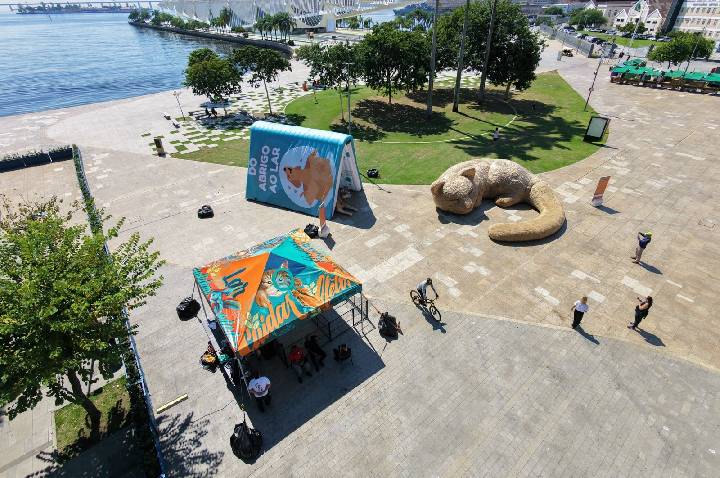Intervenção com esculturas gigantes transforma a Praça Mauá