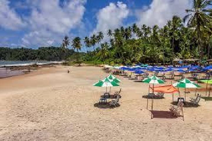 Itacaré proíbe consumação mínima em barracas de praia e endurece fiscalização