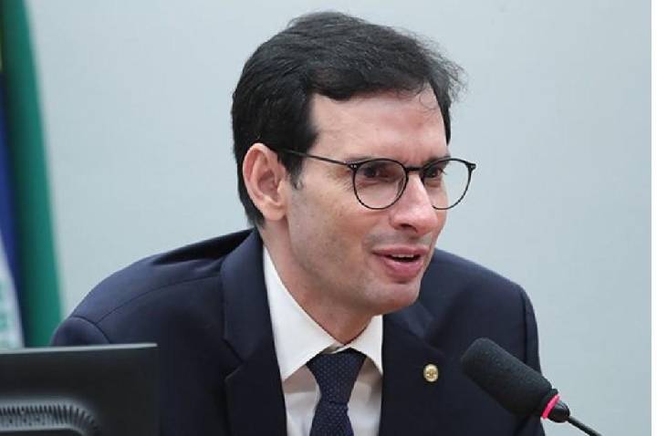 LEO PRATES, LULOPETISMO E A PEC 6X1