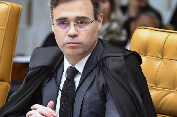 Mendonça suspende multas de norma sobre saúde mental no trabalho