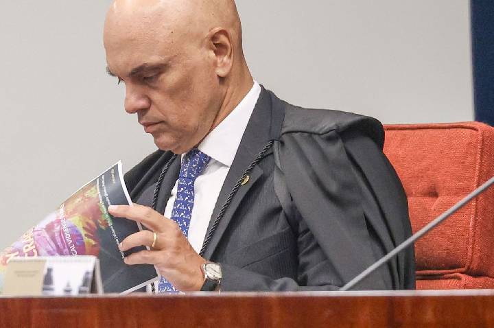 Moraes dá 24 horas para Bolsonaro explicar arma apreendida em blitz