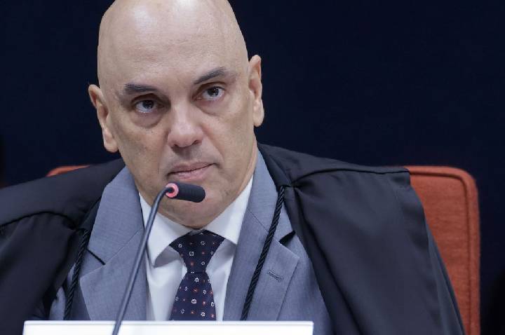 Moraes pede parecer da PGR sobre incluir Jair e Flávio em inquérito
