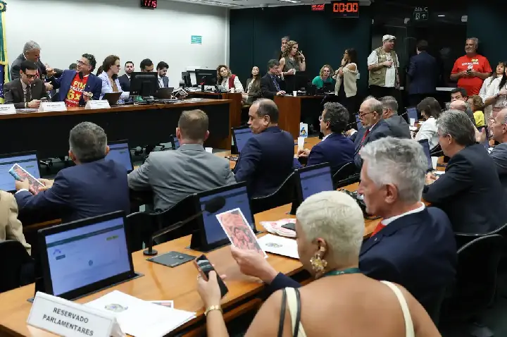 Oposição critica PEC do fim da escala 6x1 durante votação na Comissão
