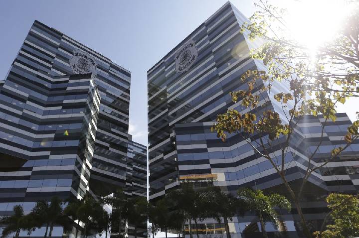 PF investiga passageiro chileno por ofensas racistas e homofóbicas