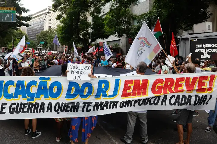 Professores estaduais e municipais do Rio fazem paralisação de 24h