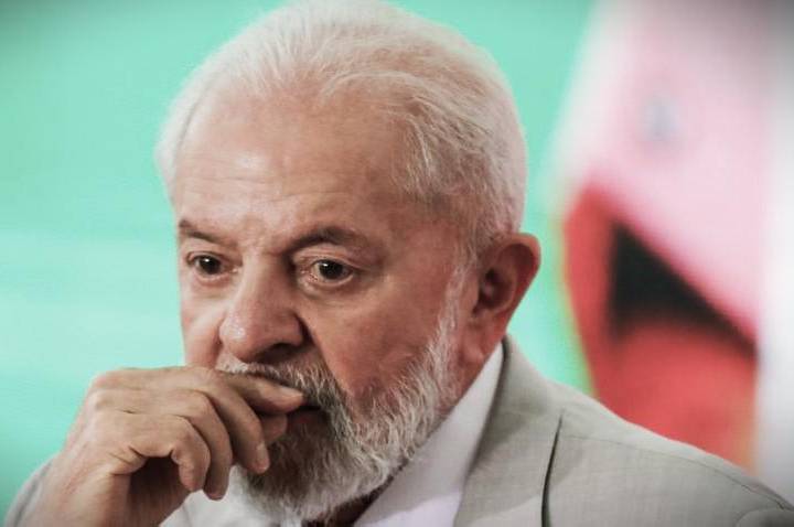Sinal vermelho em ano eleitoral: Maioria dos brasileiros desaprova governo Lula, revela pesquisa.