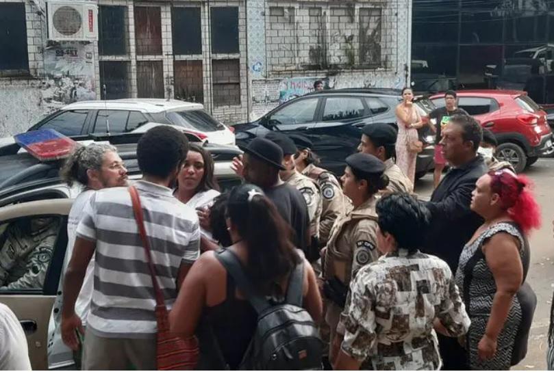 Confusão durante protesto contra aumento de passagem de ônibus na Bahia resulta em agressão à esposa de vereador