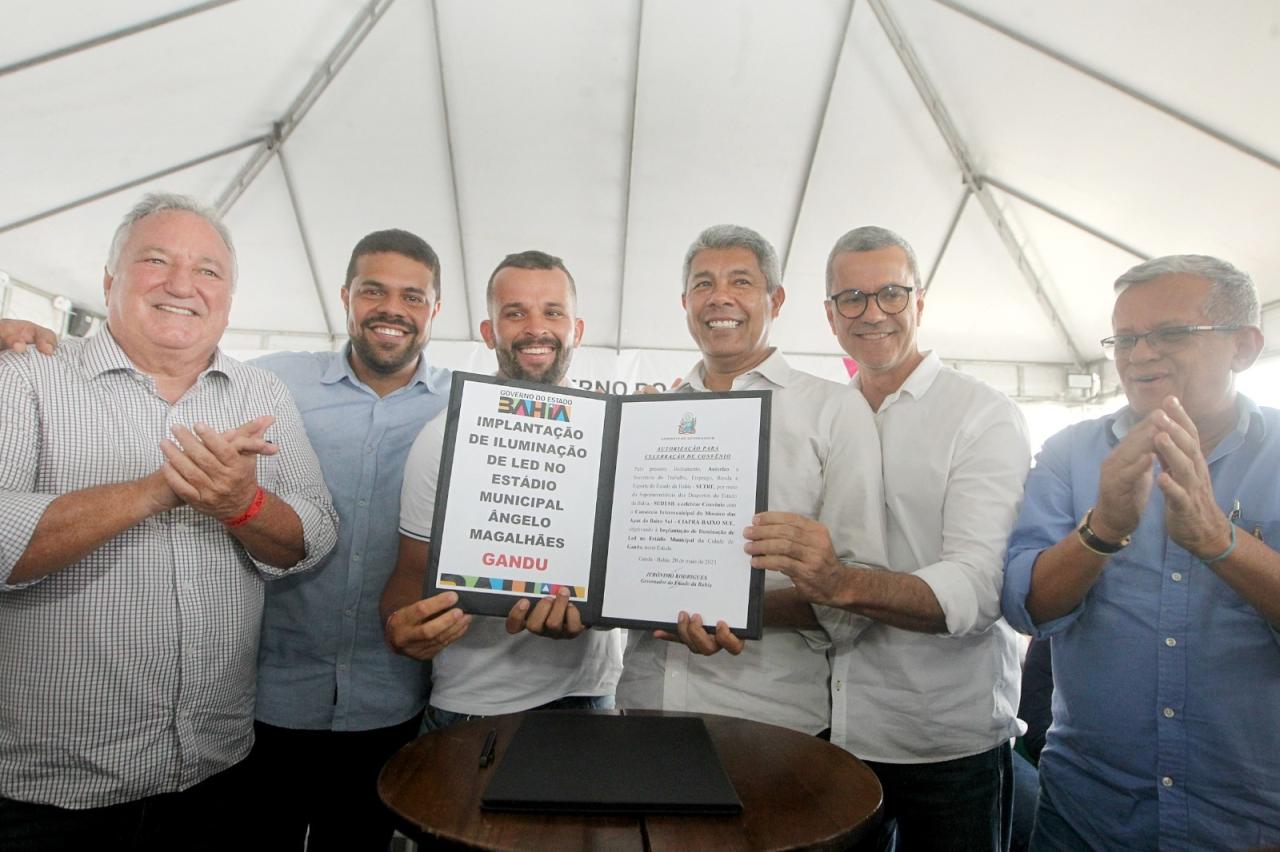 Governo do Estado entrega obras de infraestrutura, segurança e esporte, em Gandu