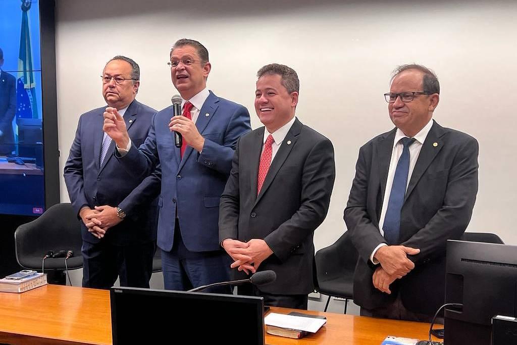 Bancada evangélica racha com receio de proximidade a Lula