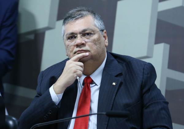 Após esposa de líder do CV visitar ministério, Dino é convocado mais uma vez pela CCJ