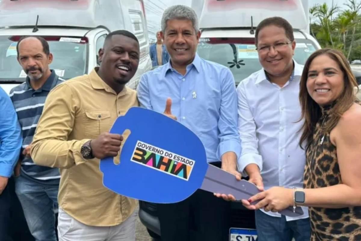 Autor de emenda para Itabuna, Pancadinha entrega ambulância a Augusto Castro