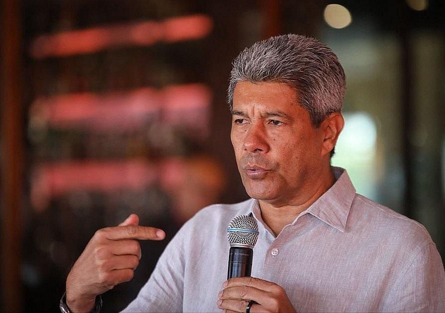 Em Itacaré, Jerônimo entrega reforma do mercado municipal e autoriza obras na BA-001