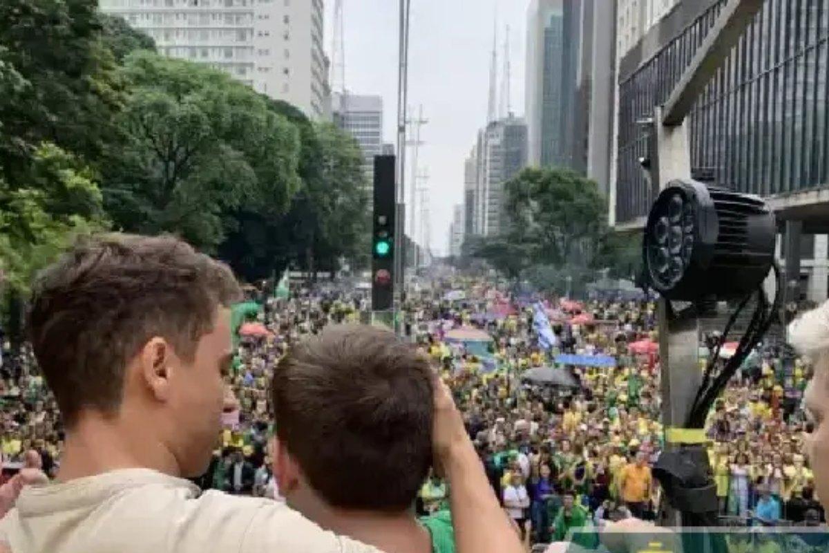 Manifestação na Avenida Paulista por Justiça na Morte de Cleriston Pereira Atrai Grande Público Contra o STF