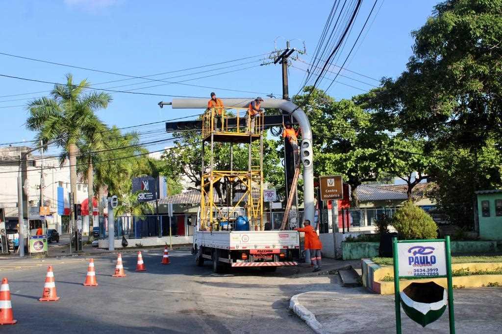 Prefeitura de Ilhéus instala novos semáforos no Pontal e na região central da cidade