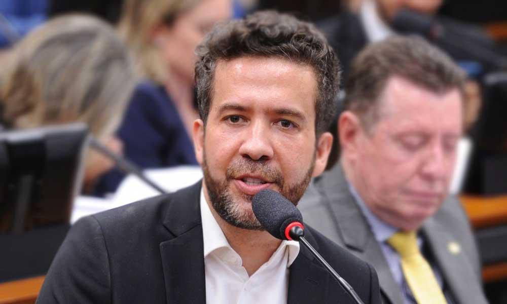 Rachadinha de Janones: Em áudio vazado, deputado cobra salário de assessores. Ouça!