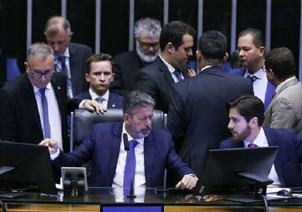 Câmara aprova PL que barra ‘todes’ e determina linguagem simples em órgãos públicos