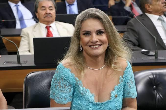 IVANA LUTA POR MAIS ACESSIBILIDADE NOS CONCURSOS PÚBLICOS BAIANOS  