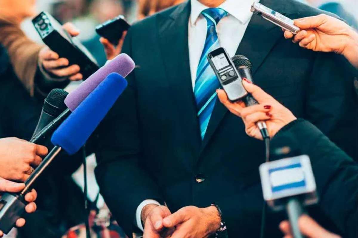 JORNALISMO POLÍTICO E A POLÍTICA