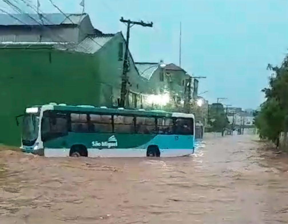 Chuvas e temporal podem mudar a rotina no transporte urbano em Ilhéus.
