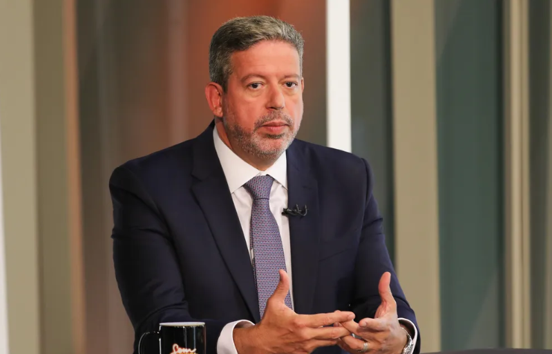 Lira abre 2024 com recado ao STF e fala em regulação de redes