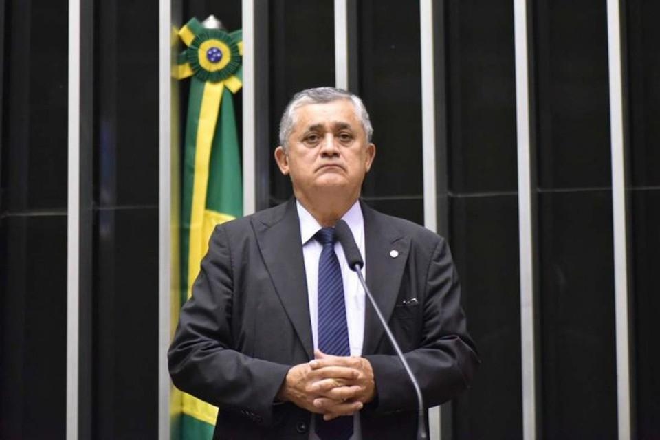Governo ameaça retaliar deputados da base que assinaram pedido de impeachment contra Lula