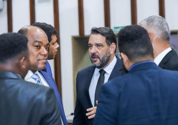 Oposição convida secretária Adélia Pinheiro para explicar portaria de ‘aprovação em massa’