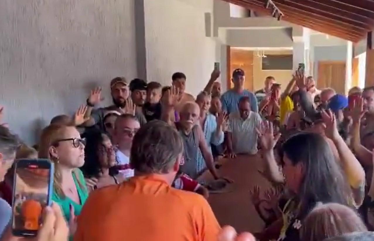 Vídeo: Bolsonaro posta vídeo de apoiadores orando por ele em ‘momento difícil’; veja