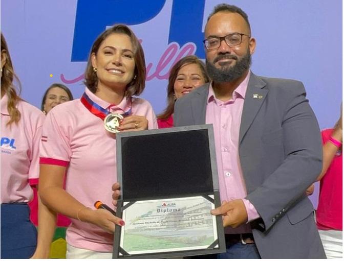Em Salvador, Michelle Bolsonaro é agraciada com a Comenda Dois de Julho