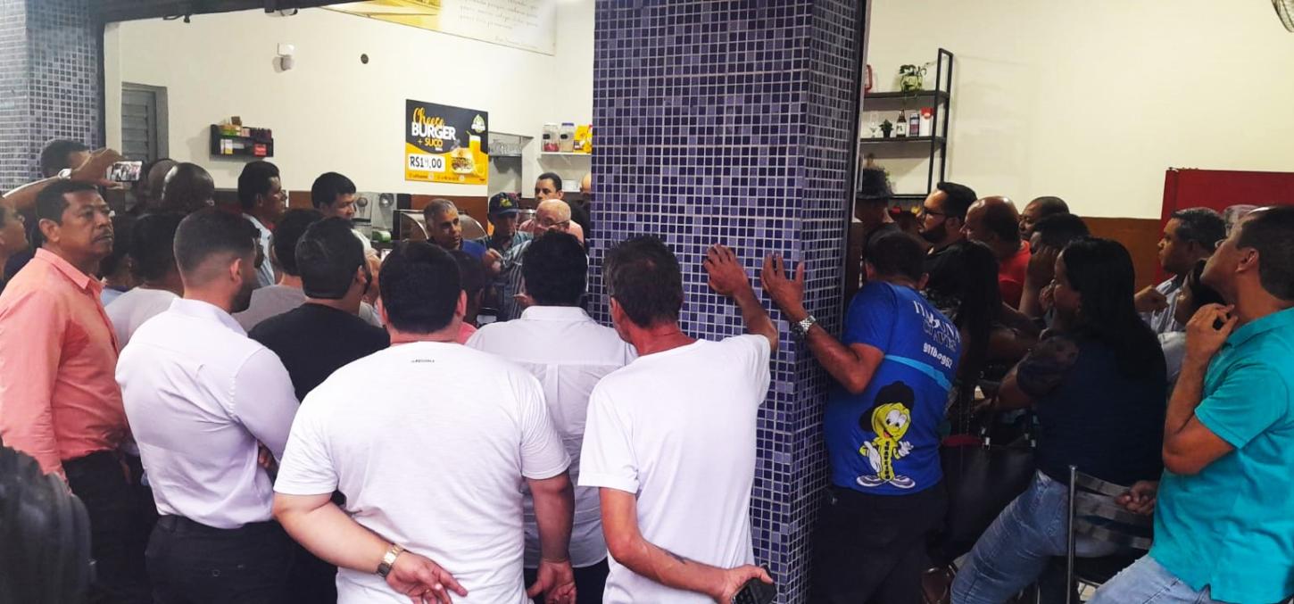 O "Senado" do Café Pomar é, sem nenhuma dúvida, o principal point político de Itabuna e o mais democrático. 