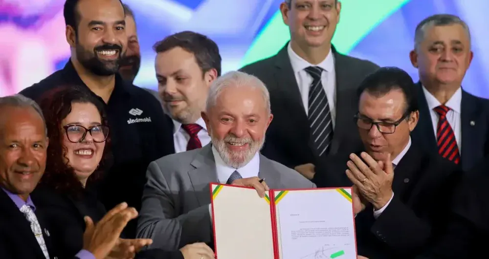 Lula assina projeto que regula atividade de motoristas de aplicativo