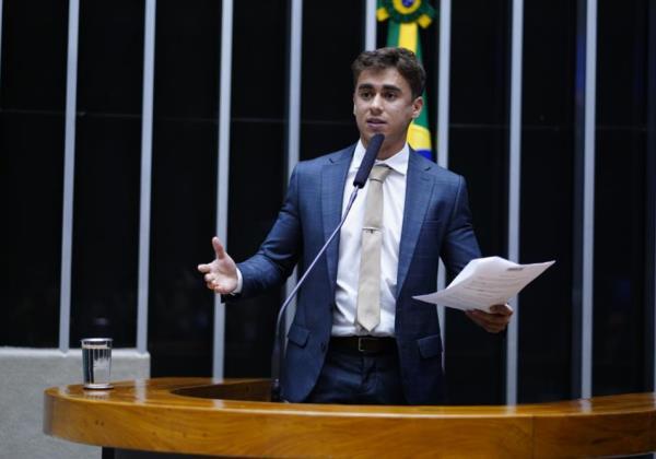 Nikolas pauta projeto do PT na estreia como presidente da Comissão de Educação