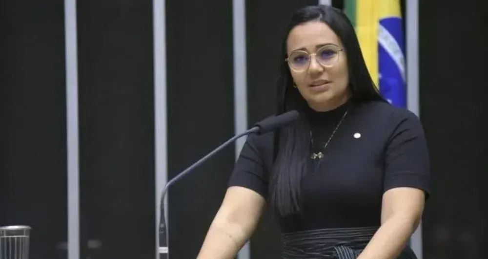 Deputada federal pelo Ceará descobre câmeras escondidas no seu apartamento