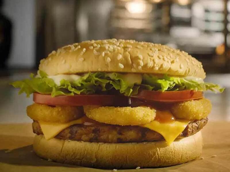 Justiça condena Burger King em R$ 200 mil por propaganda enganosa do “Whopper costela” sem costela