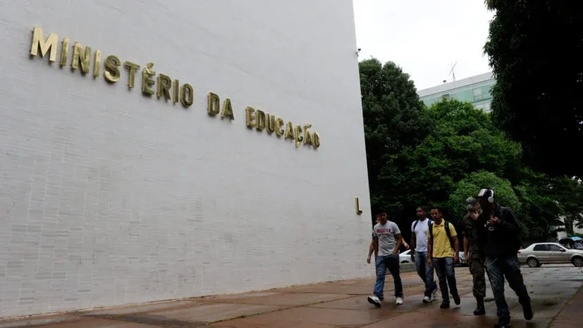 Professores federais assinam acordo com governo para dar fim à greve