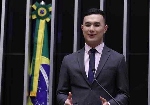 Campeão de gasto com alimentação, deputado ‘banca’ até chope com verba pública