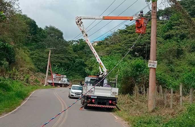 Começa a instalação da iluminação em LED na estrada que dá acesso ao Condomínio Sol e Mar