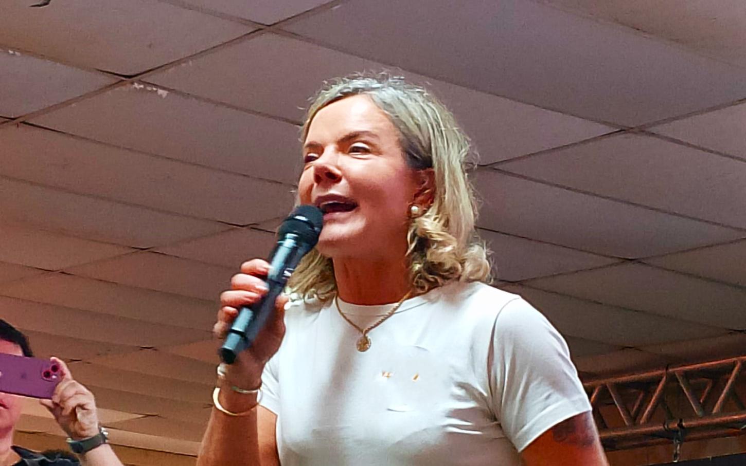 Temos que fazer uma aliança muito mais ao centro para reeleger Lula, diz Gleisi