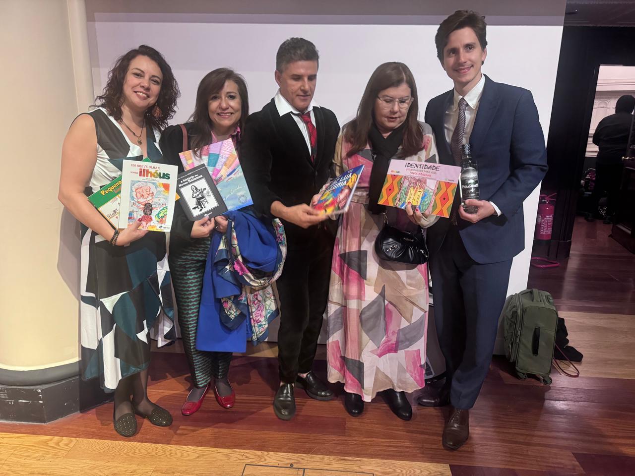 Livros de alunos de Ilhéus chegam às mãos do Cônsul-Geral do Brasil no Reino Unido