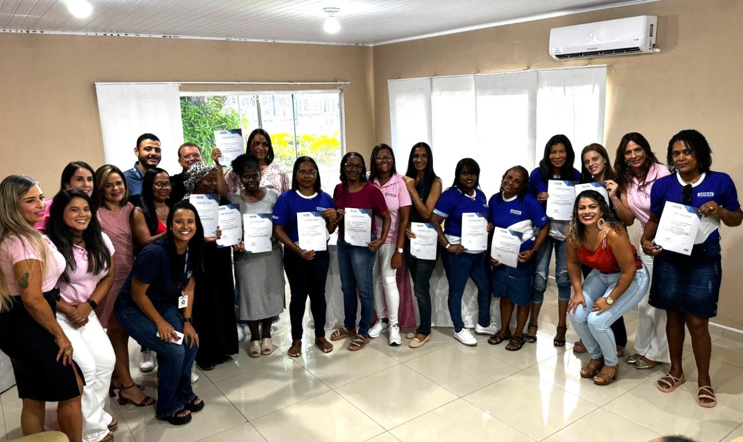 Prefeitura certifica assistidas pelo CRAM em curso de confecção de sandálias e bolsas