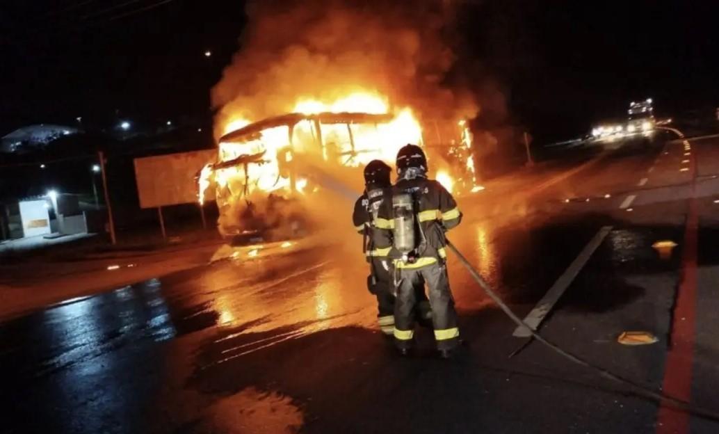 Ônibus com Estudantes Universitários Pega Fogo em Jequié