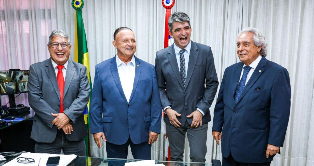 Adolfo Menezes dá posse a Marcone Amaral na presença de prefeitos e outros parlamentares