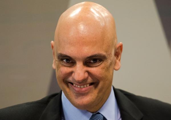 Citando possível fuga, Alexandre de Moraes nega devolver passaporte de Jair Bolsonaro